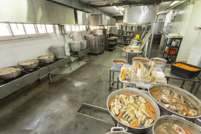 ב'בית התבשיל' מכינים אלפי סעודות ליל הסדר: "שלא יישאר יהודי רעב"