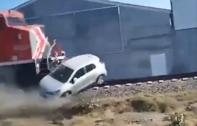מקסיקו: רכבת התנגשה ברכב והפכה אותו • צפו