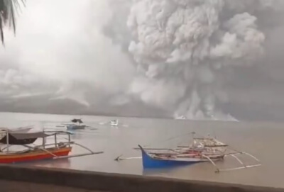 אינדונזיה: מאות אזרחים פונו בעקבות התפרצות הר געש