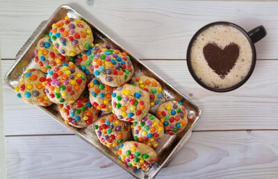 מתכון לעוגיות צבעוניות מלאות סוכריות והמון אהבה