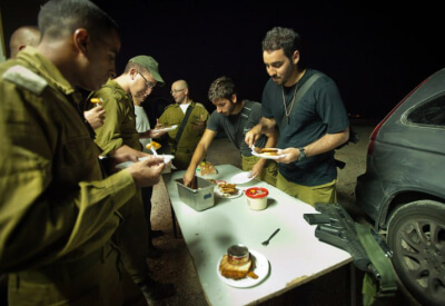 מחריד: תולעים בארוחה בשרית שהוגשה לחיילים
