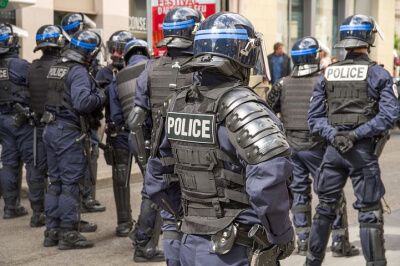 חמושים בצרפת ירו בסוהרים כדי לשחרר אסיר - שניים נהרגו