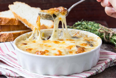 פשטידת גבינות ופטריות חמה ועשירה