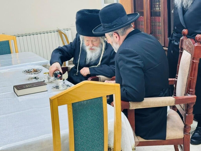 הרב הראשי הגר"ד לאו בביקור חג בבתי גדולי ישראל
