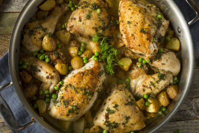 לסעודת ראש חודש ניסן: עוף ברוטב ארטישוק ואפונה | מתכון כשר לפסח