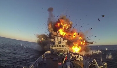 תיעוד | הכוחות האיראניים דימו הפצצת ספינת אויב והפציצו את עצמם